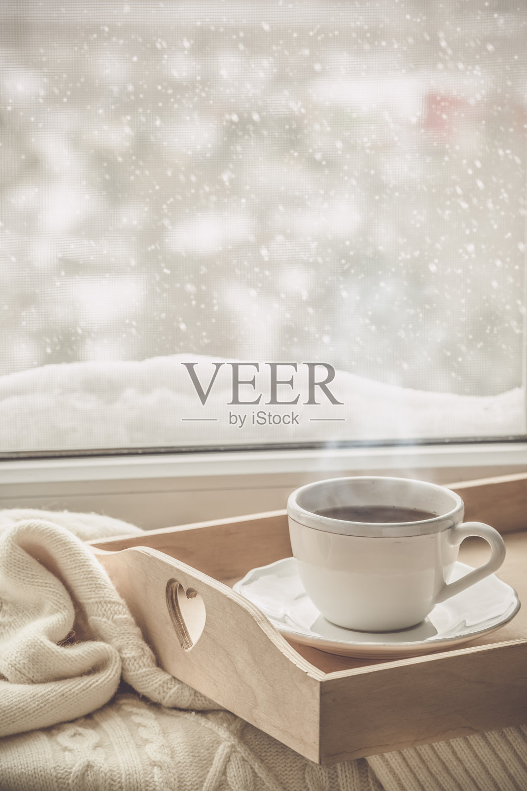 托盘上的茶和毛衣从下雪的冬天照片摄影图片