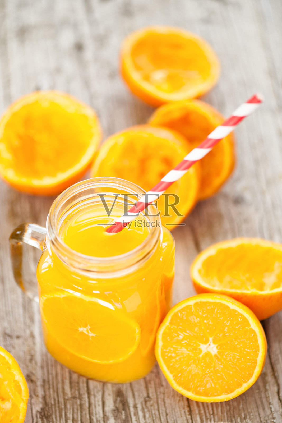 橙汁挤在玻璃罐中，带基金乡村照片摄影图片