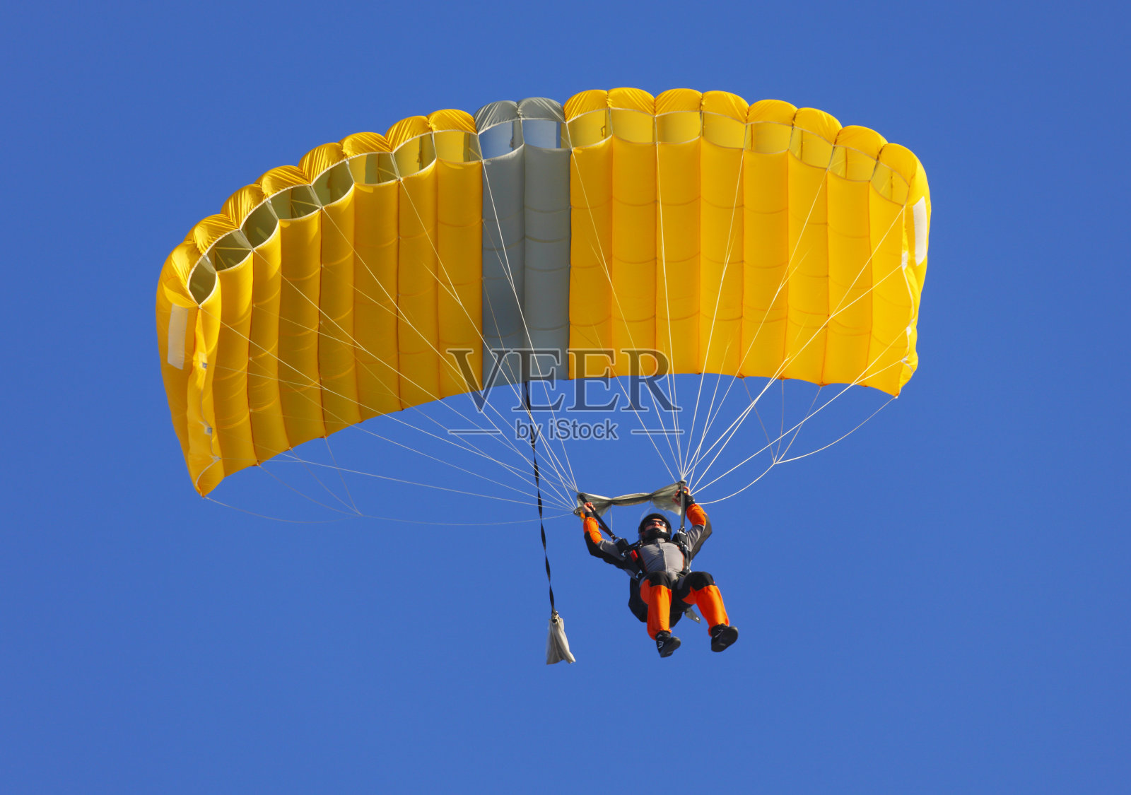 降落伞在晴朗的蓝天照片摄影图片