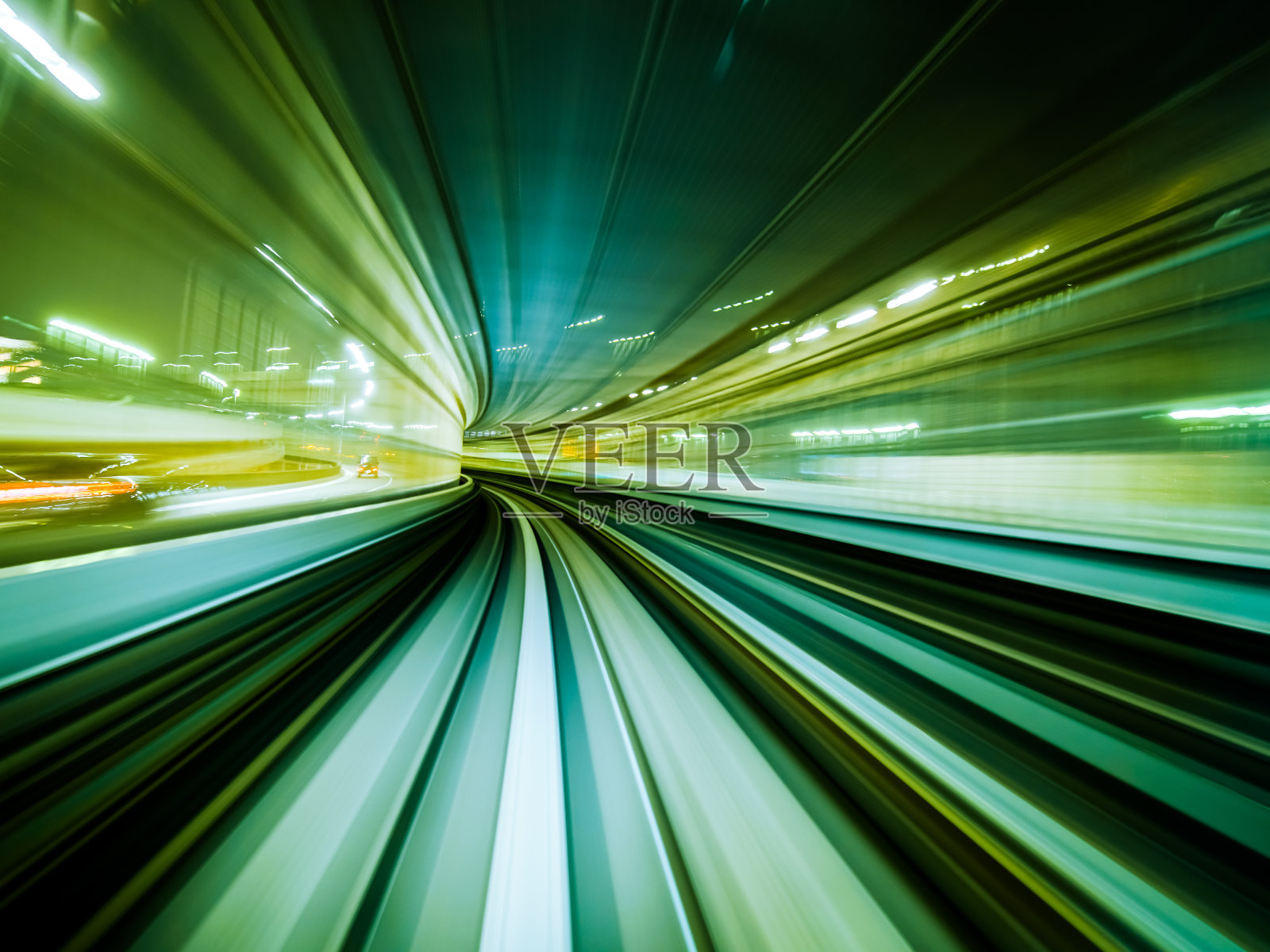 运动模糊列车移动在城市轨道隧道。照片摄影图片