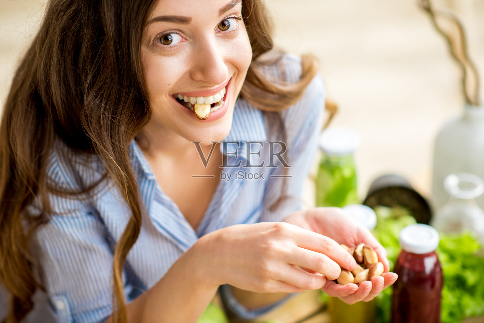 女人吃坚果照片摄影图片