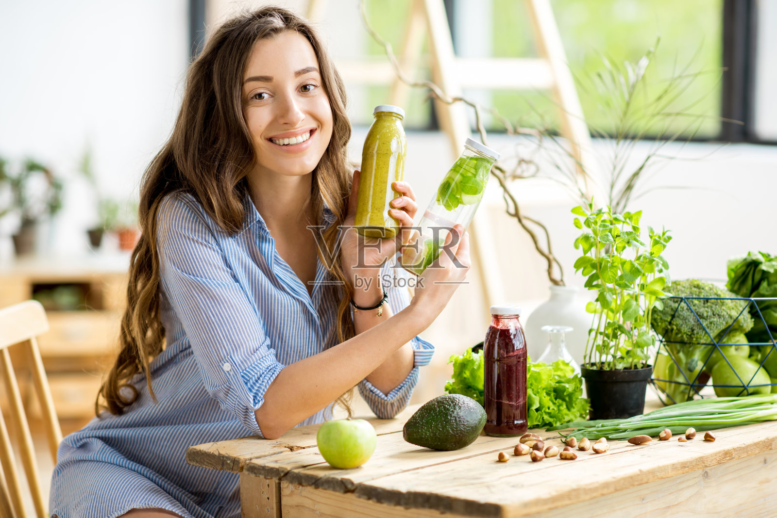 在家吃绿色健康食品的女人照片摄影图片