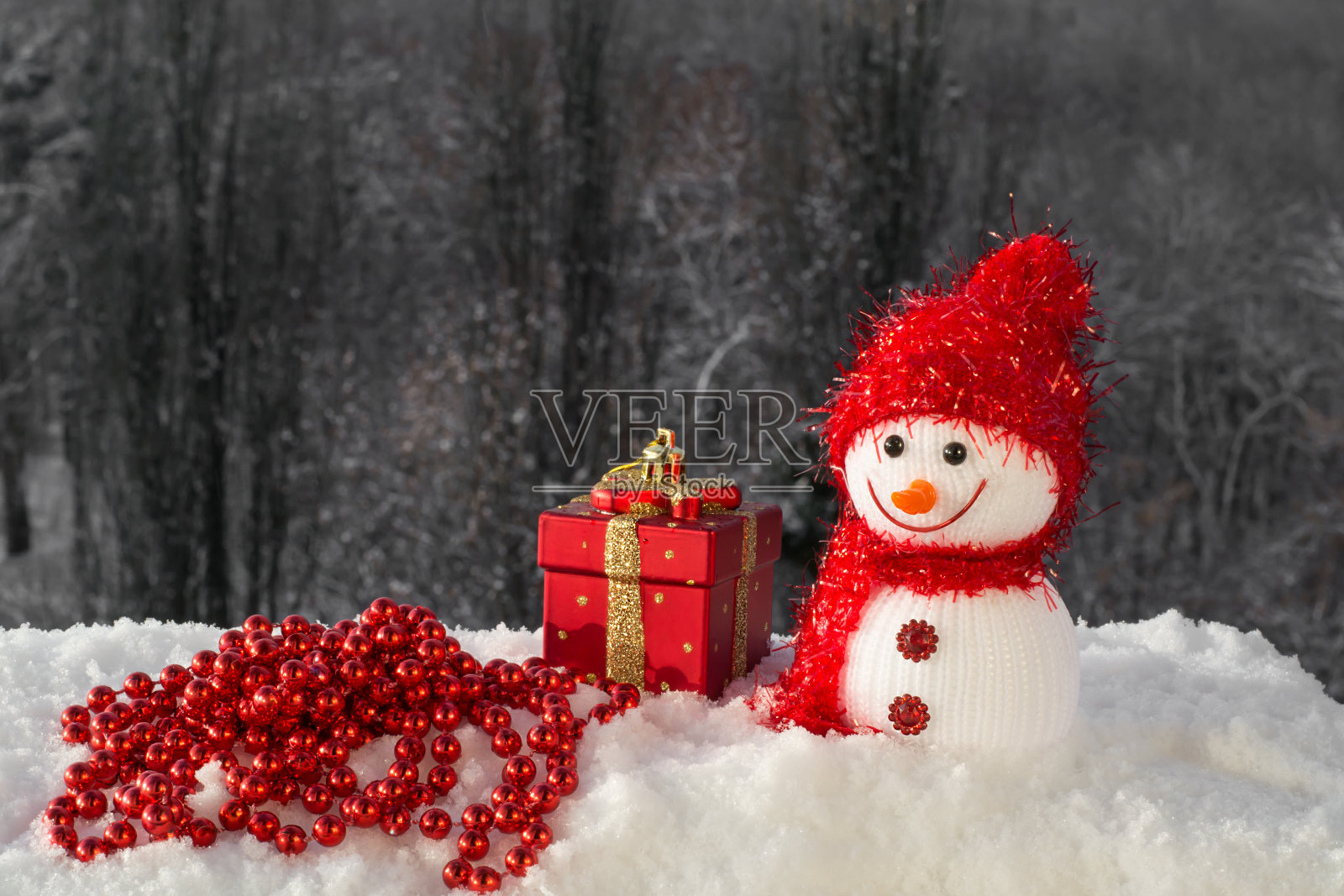 圣诞卡片上有雪人、玩具和雪花上的珠子照片摄影图片