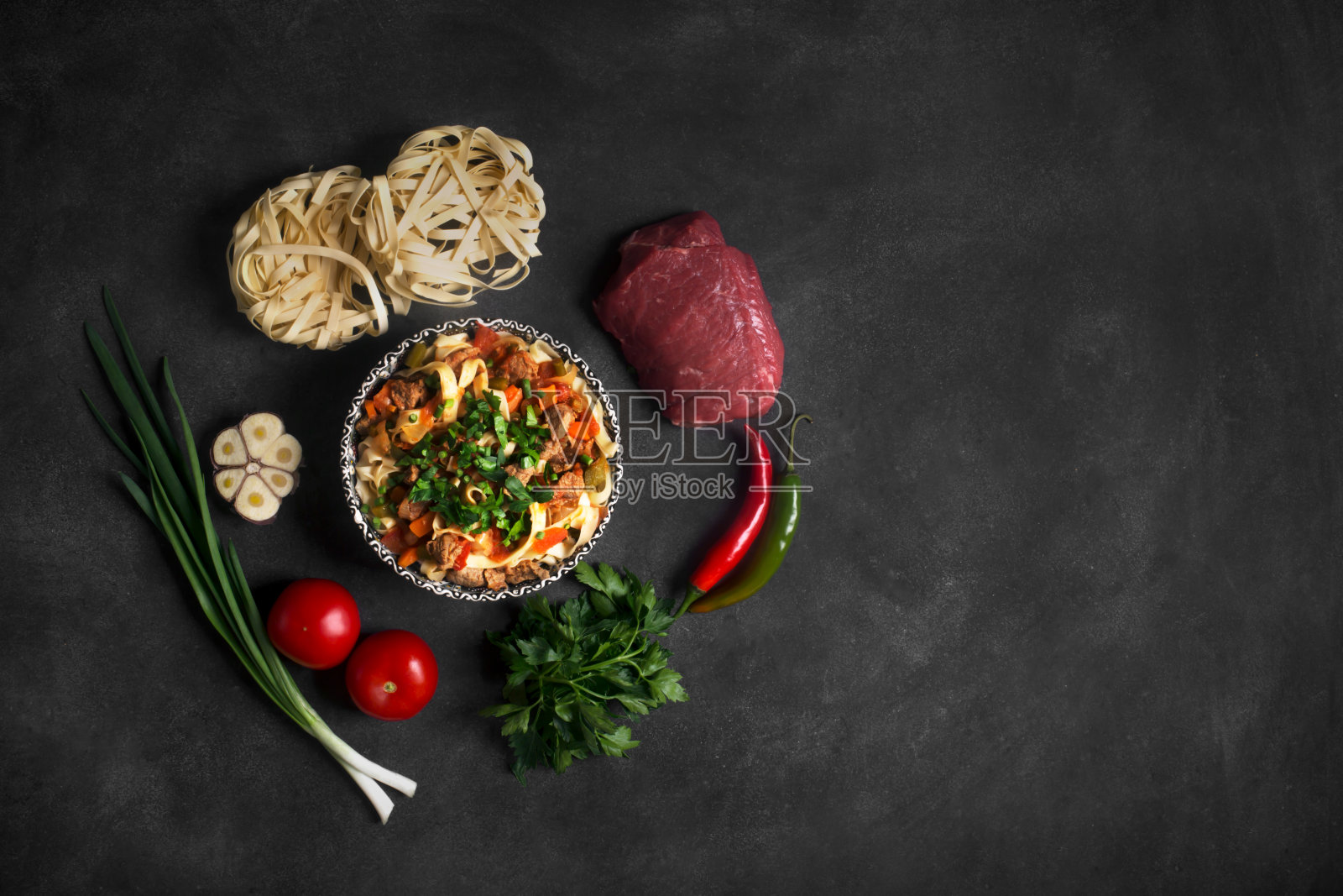 传统的亚洲蔬菜和肉类拉面照片摄影图片