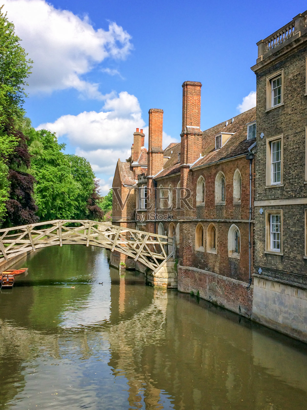 康河上的数学桥和剑桥女王学院，位于英国剑桥照片摄影图片