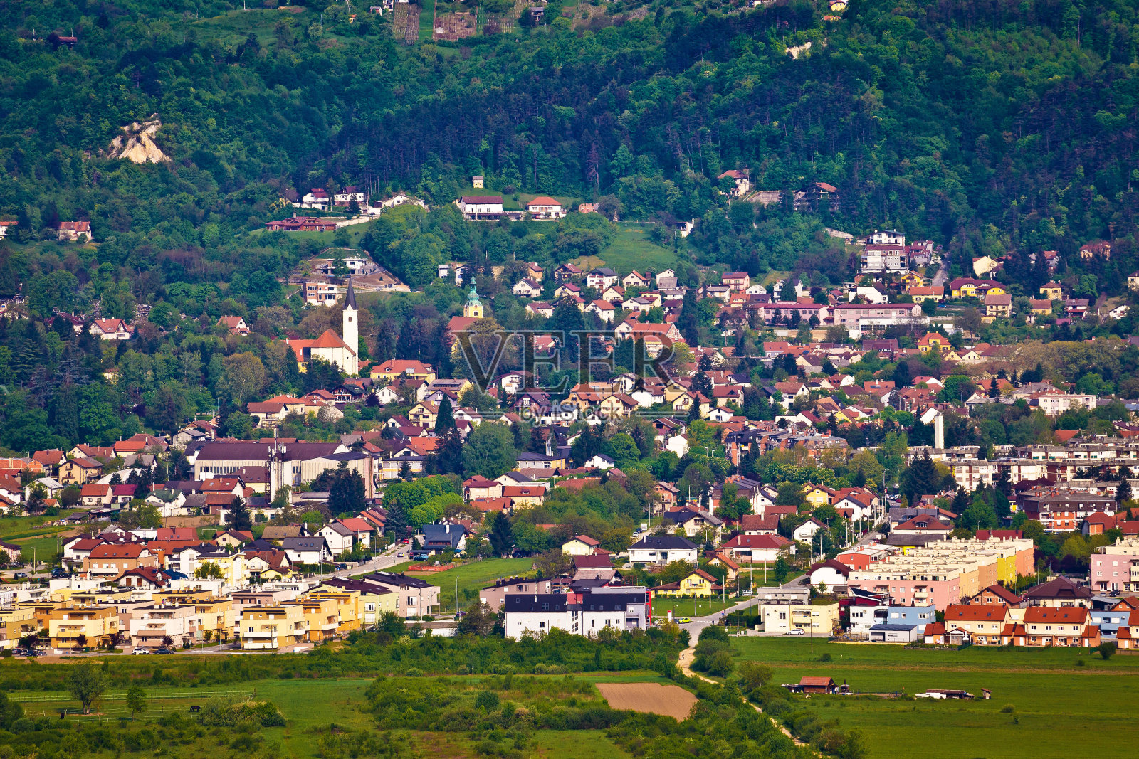 山坡小镇Samobor鸟瞰图照片摄影图片