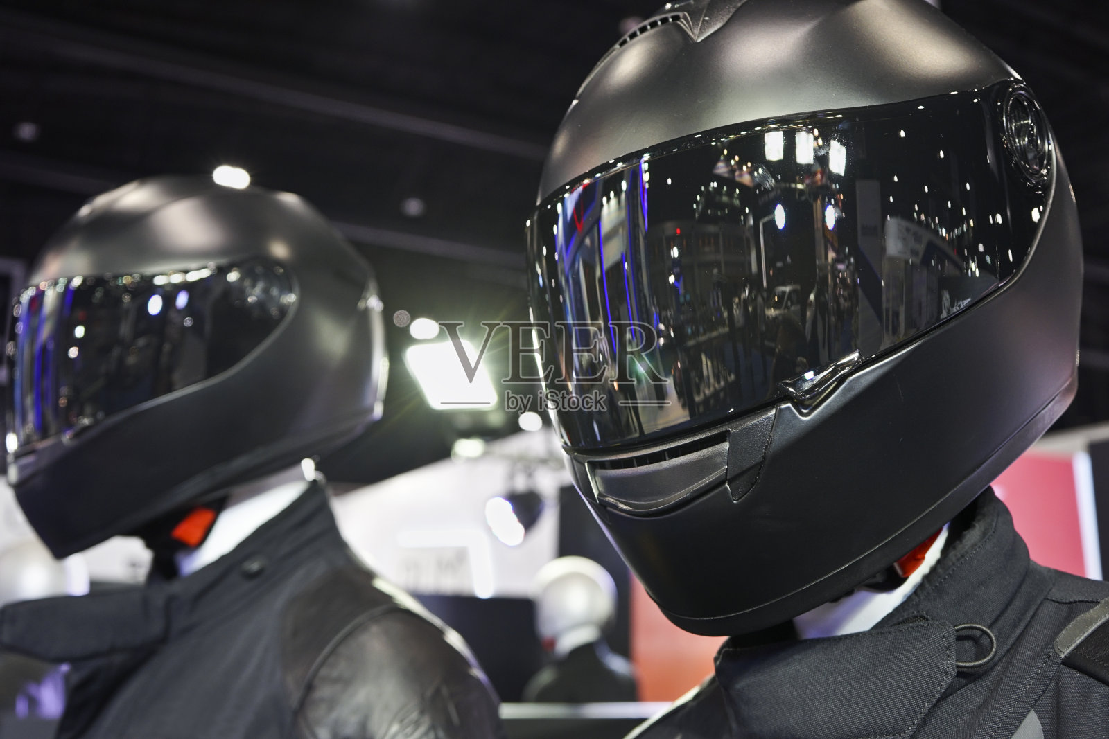 黑色的摩托车头盔。照片摄影图片
