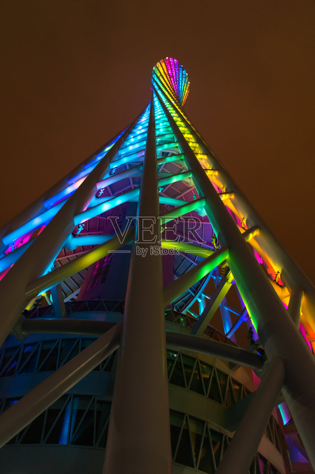 广州塔在明亮的灯光下照片摄影图片