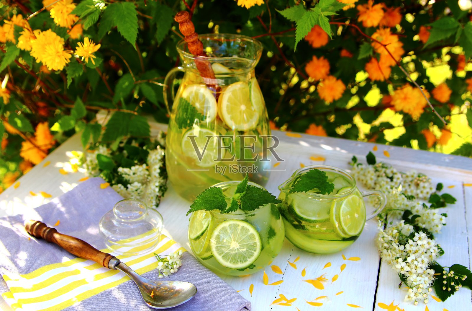 柠檬水和黄瓜。照片摄影图片