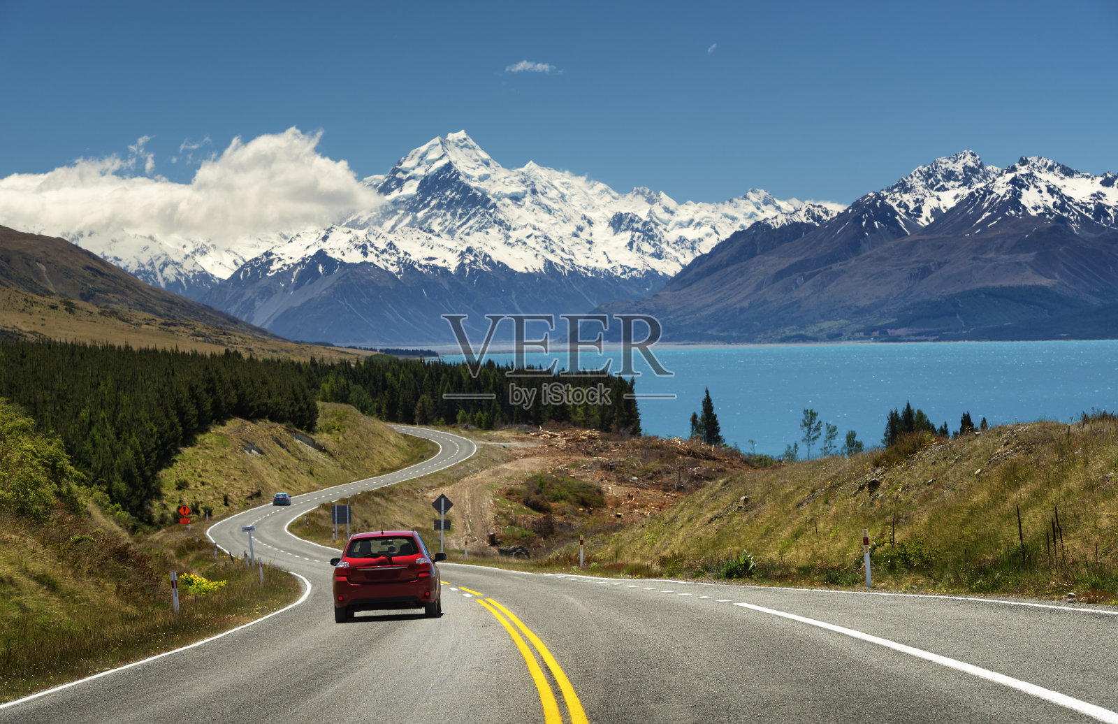 开往新西兰库克山的红色汽车插画图片素材
