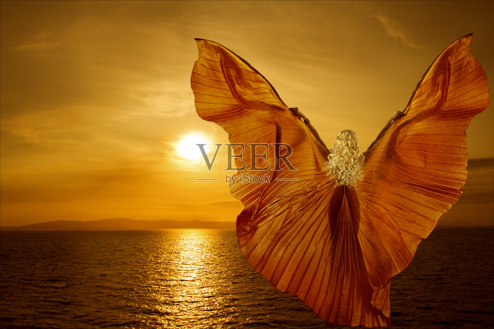 女人变换蝴蝶翅膀飞翔，灵性冥想观海日落照片摄影图片