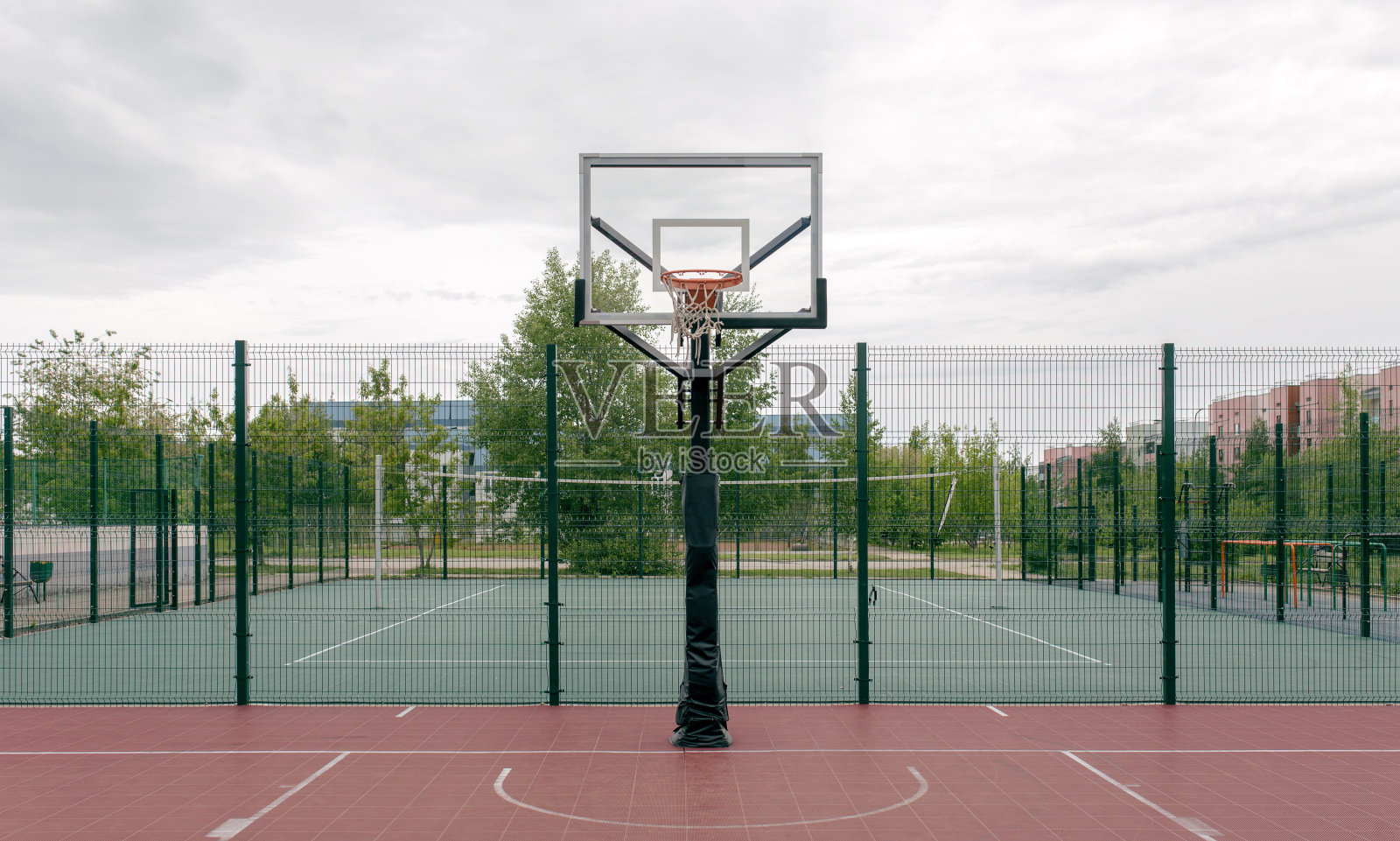 公园里的户外篮球场。照片摄影图片