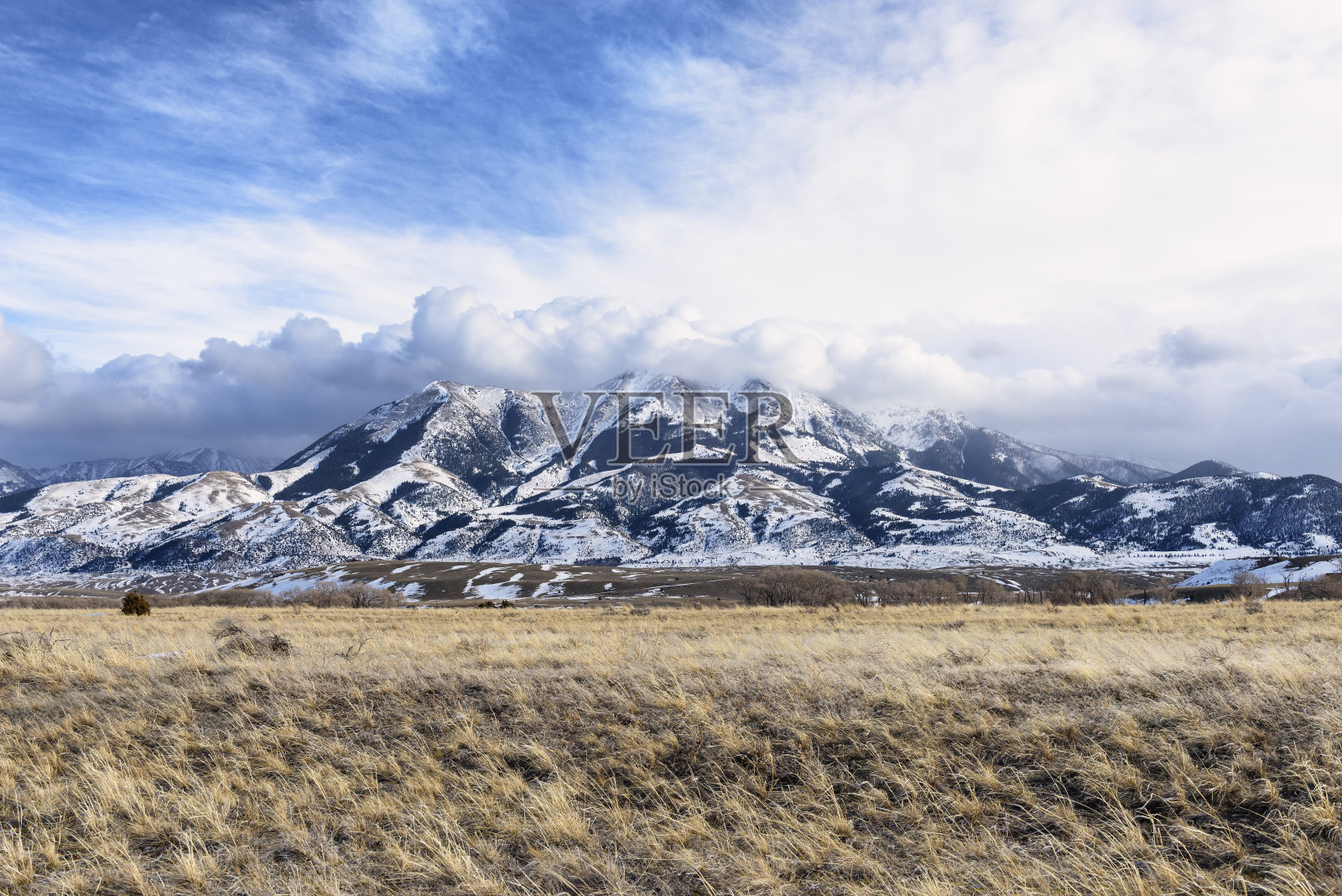冬季蒙大拿山脉上空的戏剧性云彩照片摄影图片