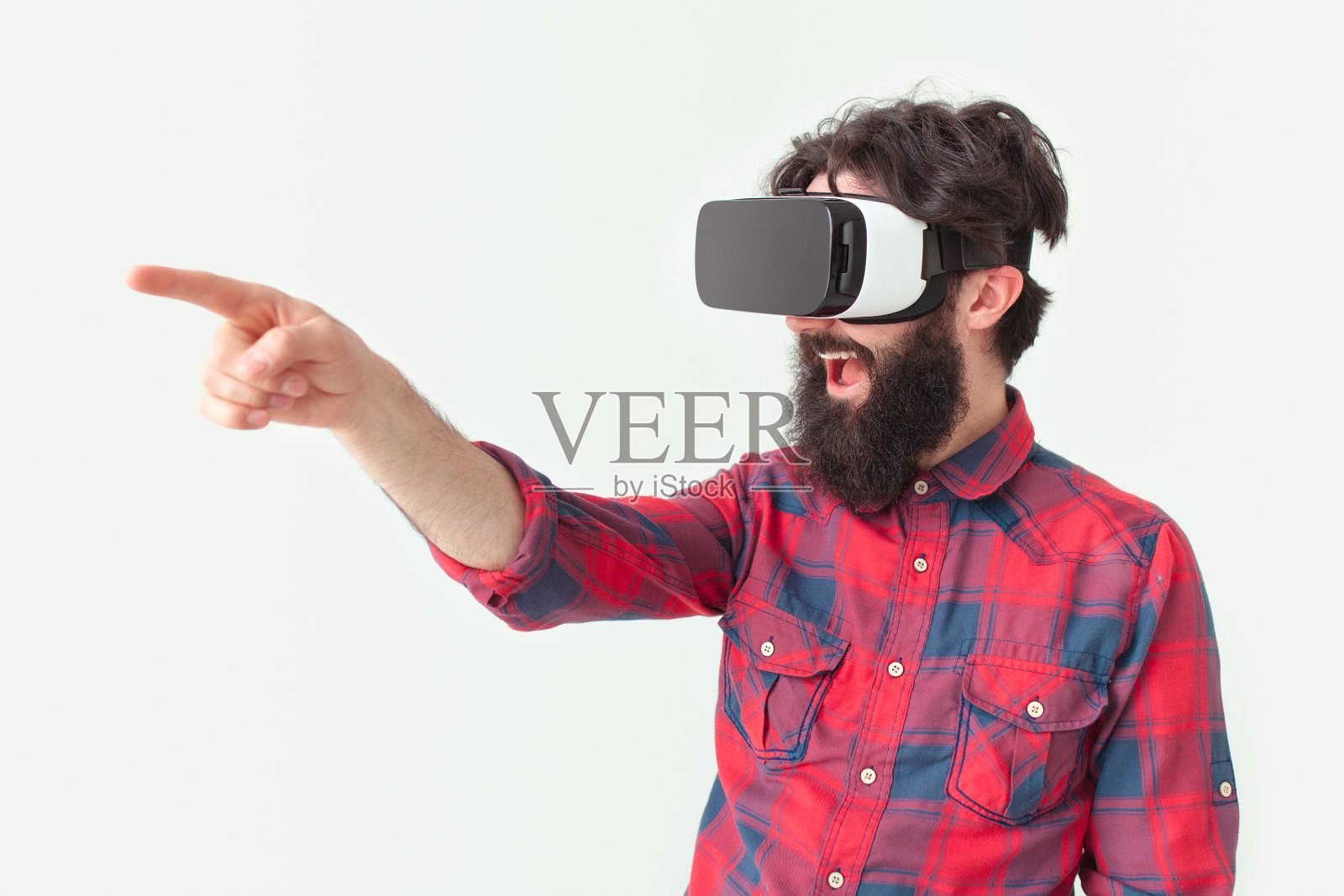 大胡子男人在VR头盔触摸空气照片摄影图片
