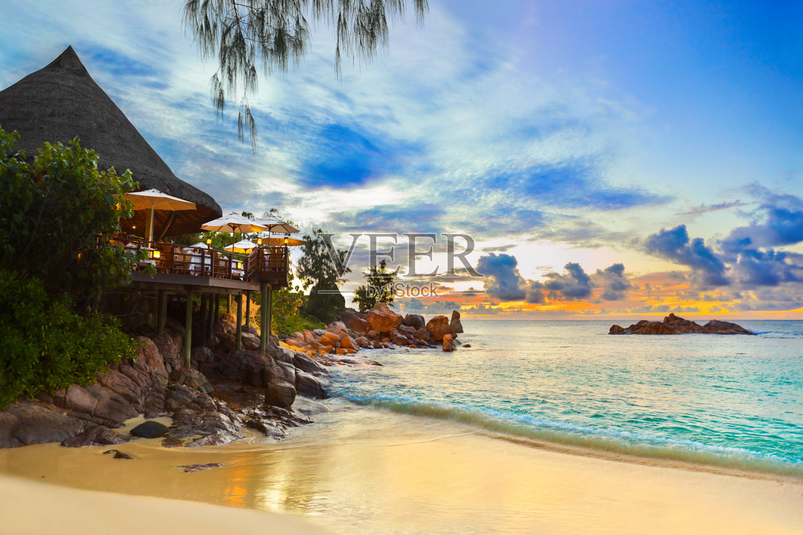 日落时分热带海滩上的咖啡馆照片摄影图片