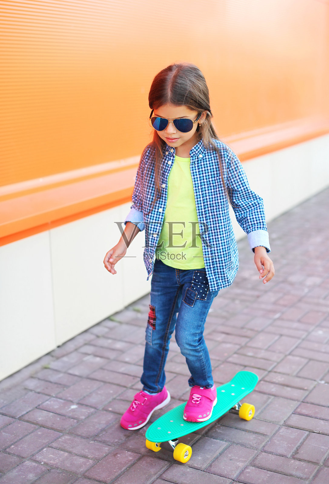 时尚的孩子在滑板上戴着太阳镜照片摄影图片