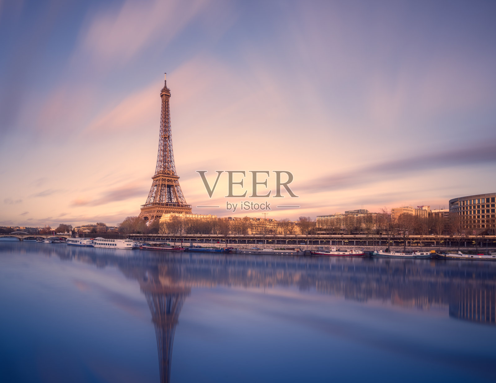 埃菲尔铁塔和日落时的塞纳河，巴黎照片摄影图片