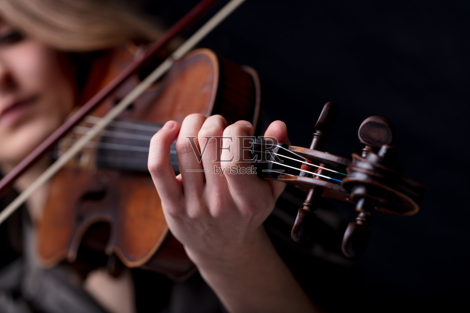 一个小提琴手演奏的特写照片摄影图片