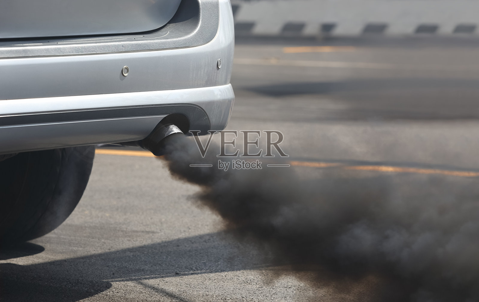 道路上汽车排气管造成的空气污染。照片摄影图片