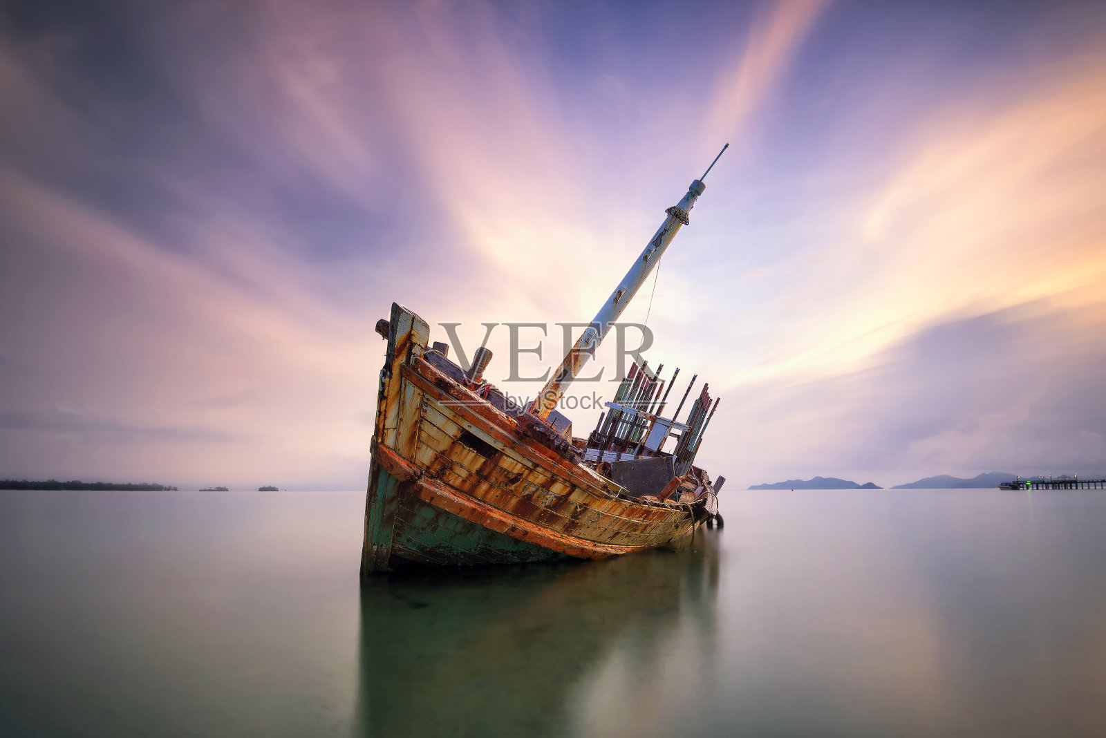 泰国海滩上的旧沉船或被遗弃的沉船。照片摄影图片