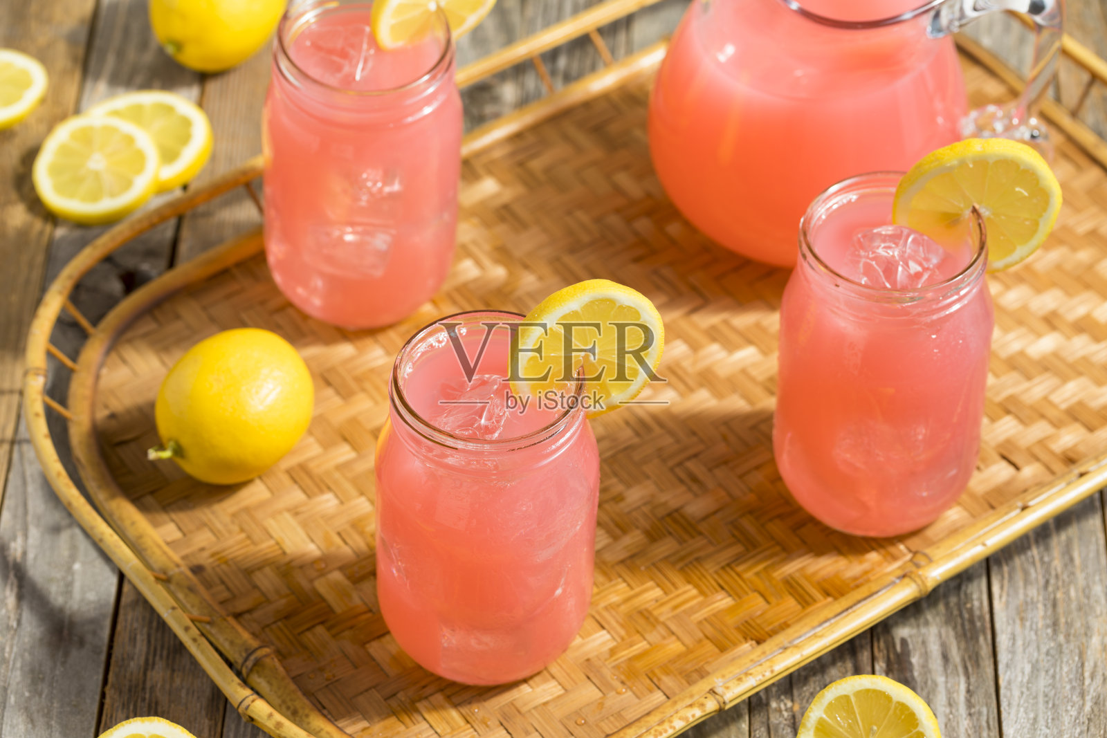 自制新鲜粉红柠檬水照片摄影图片