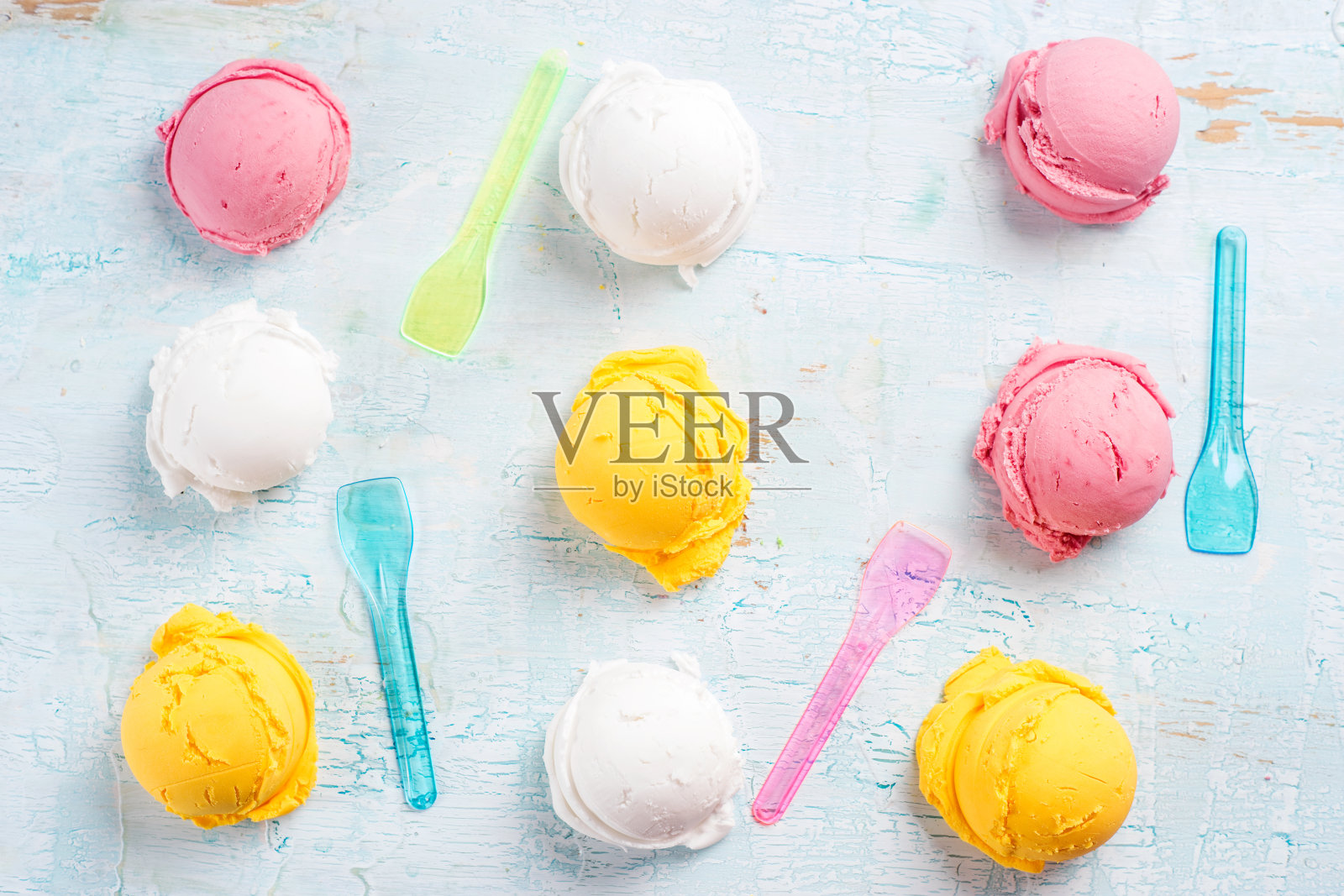 五颜六色的冰淇淋球。照片摄影图片