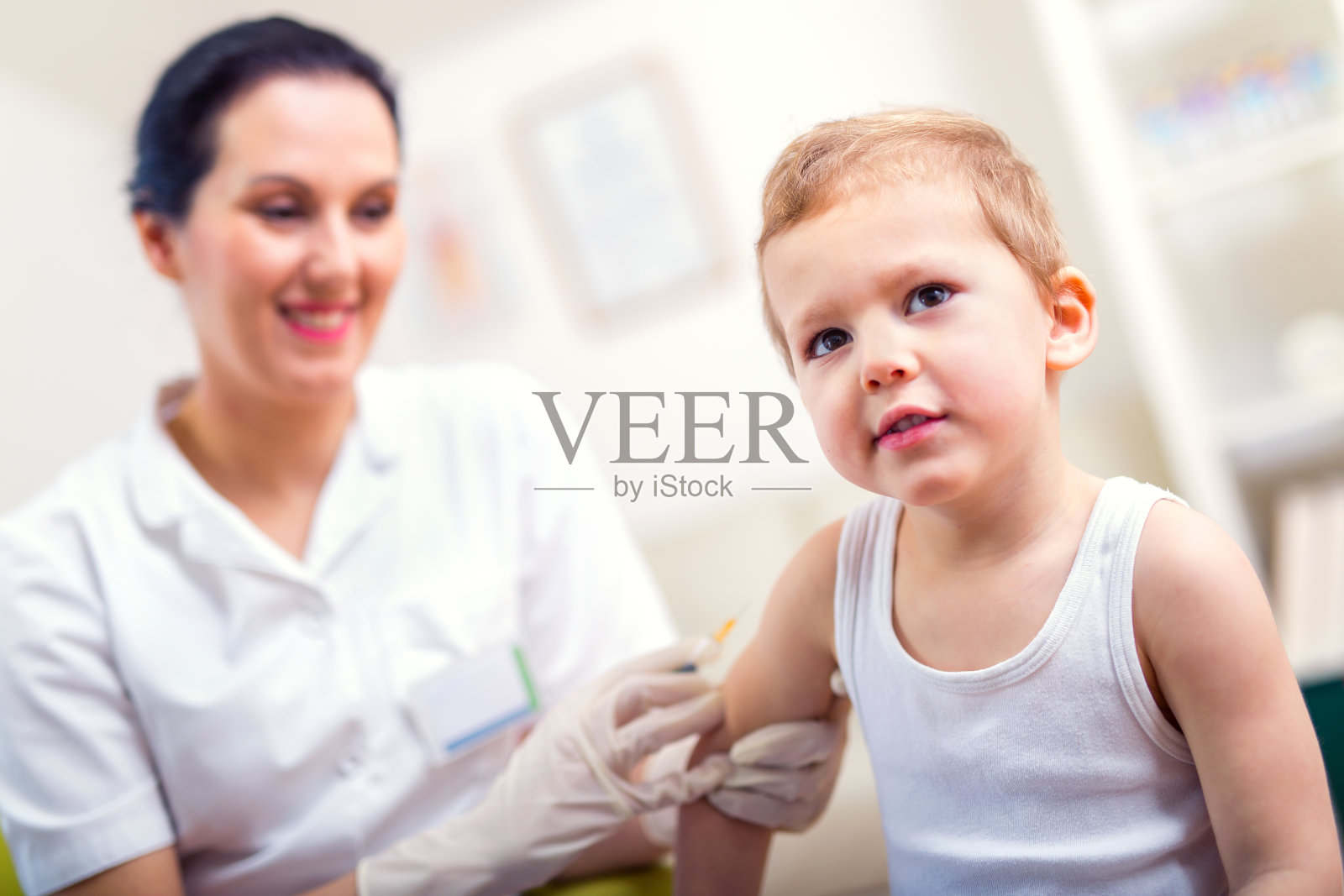 小儿科医生给小男孩接种疫苗照片摄影图片