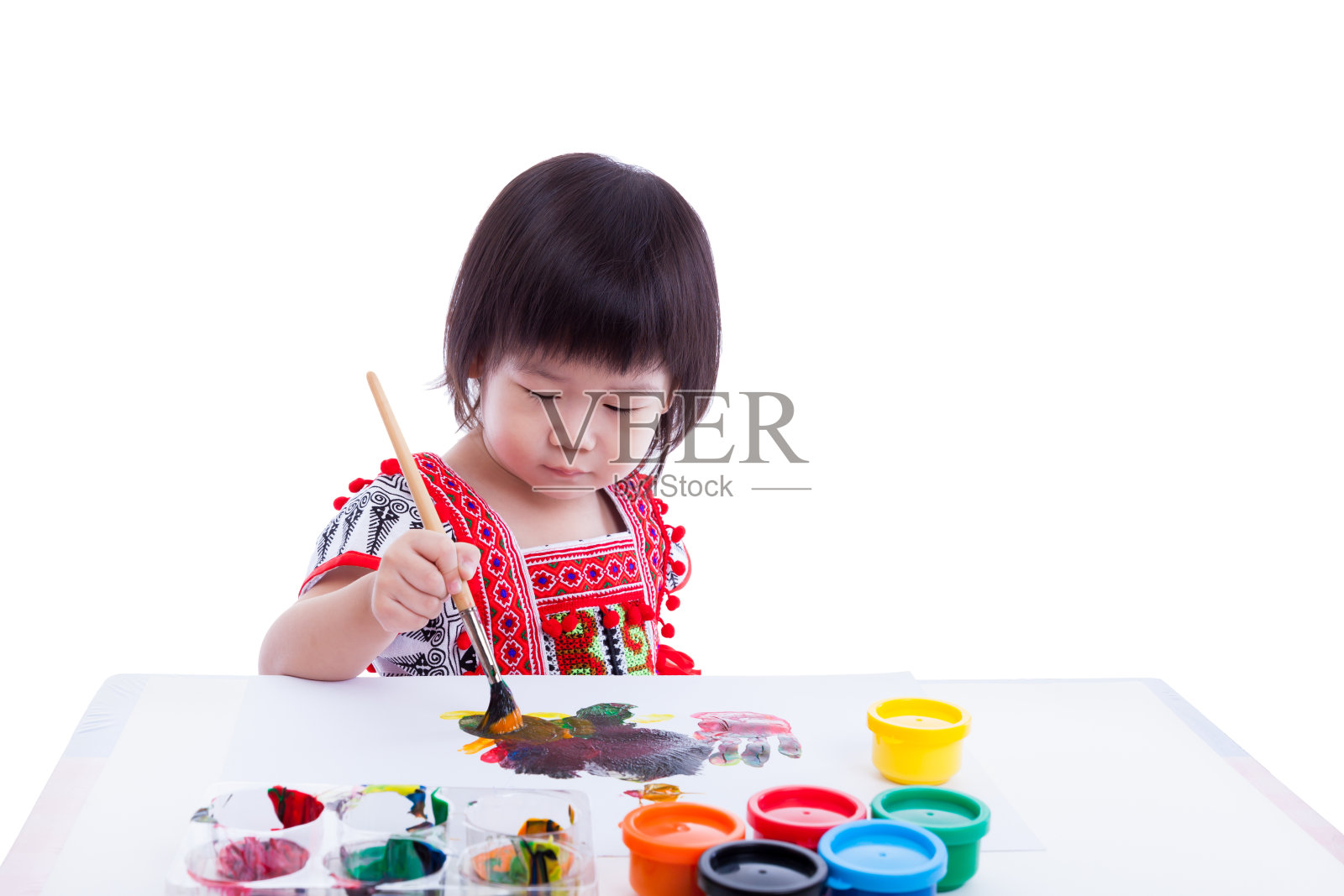 亚洲女孩画她的手，创意概念。孤立在白色照片摄影图片