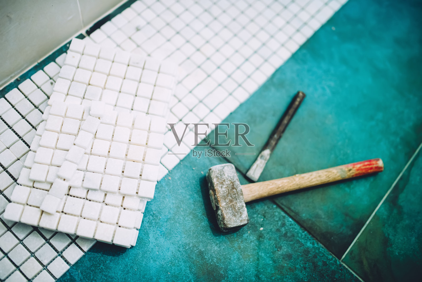 锤和马赛克，白色大理石石材瓷砖照片摄影图片
