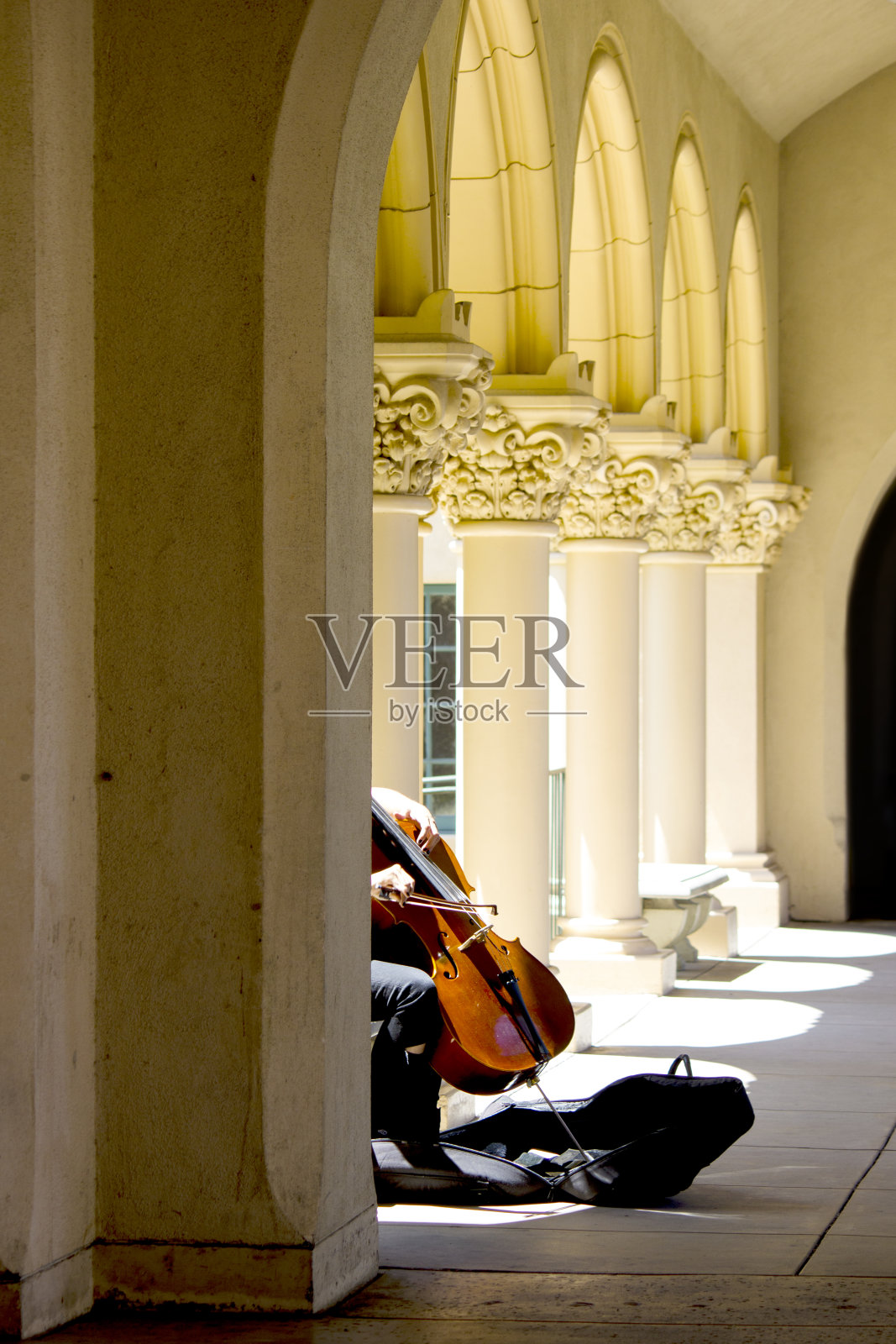 大提琴手在走廊演奏照片摄影图片