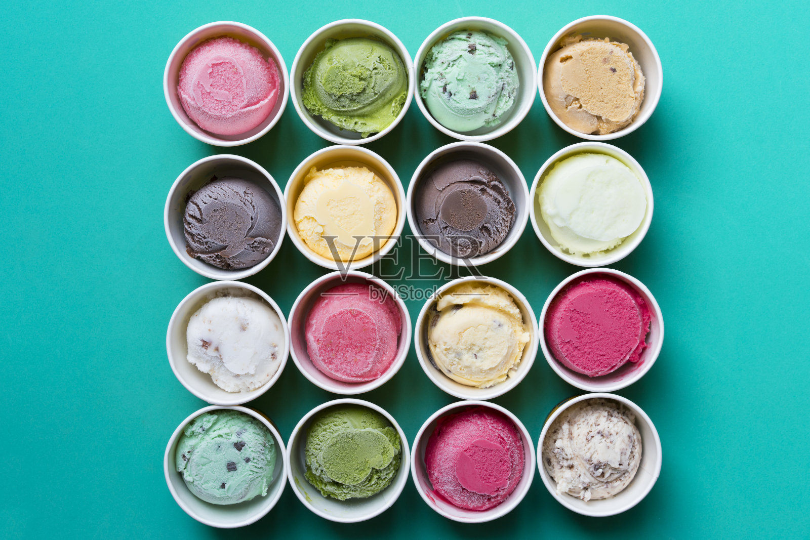 俯视图冰淇淋口味在杯子上的绿色背景照片摄影图片