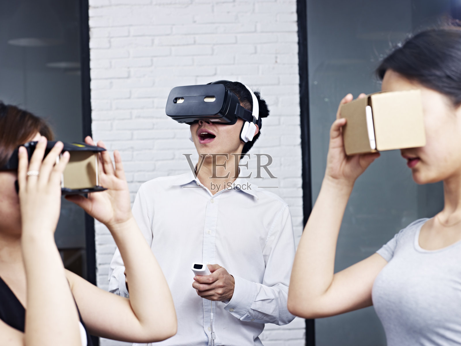 年轻人戴着VR眼镜玩电子游戏照片摄影图片
