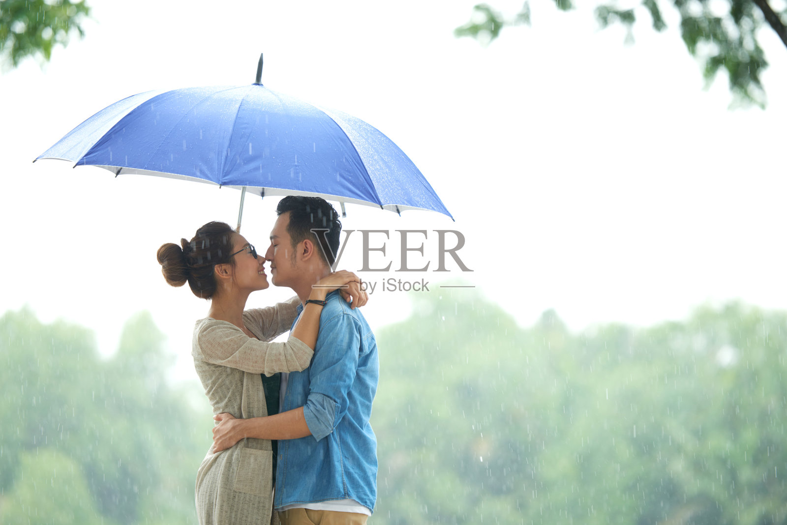 爱在伞下的亚洲情侣照片摄影图片