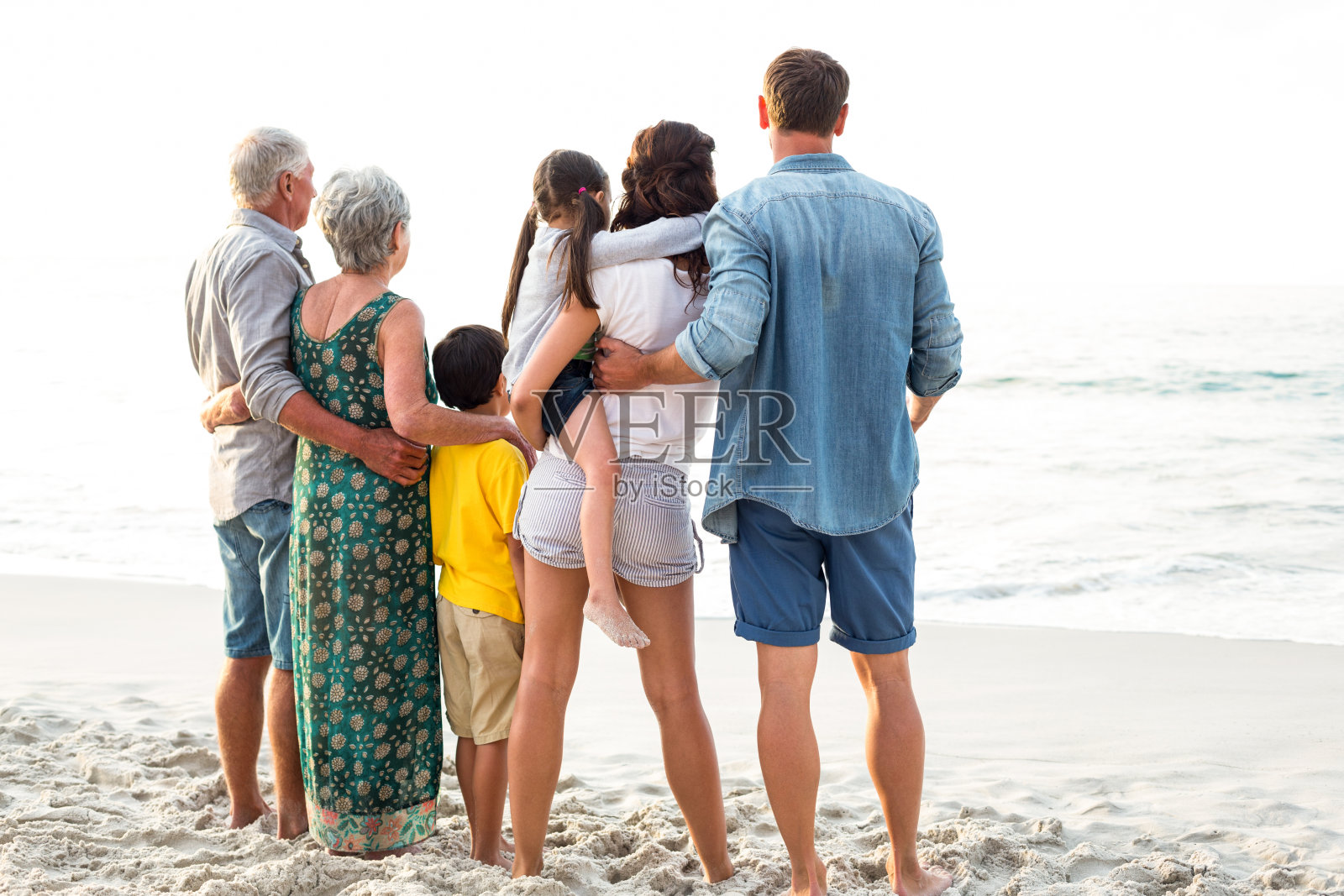 一个幸福的家庭在海滩摆姿势的后视图照片摄影图片