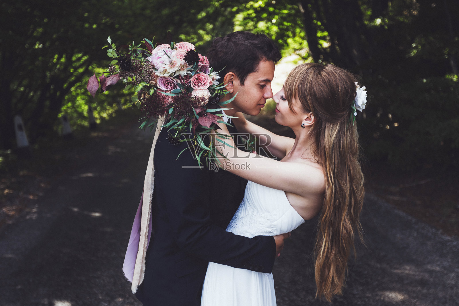 年轻美丽的新婚夫妇。婚礼的乡村花束与丝绸丝带。照片摄影图片