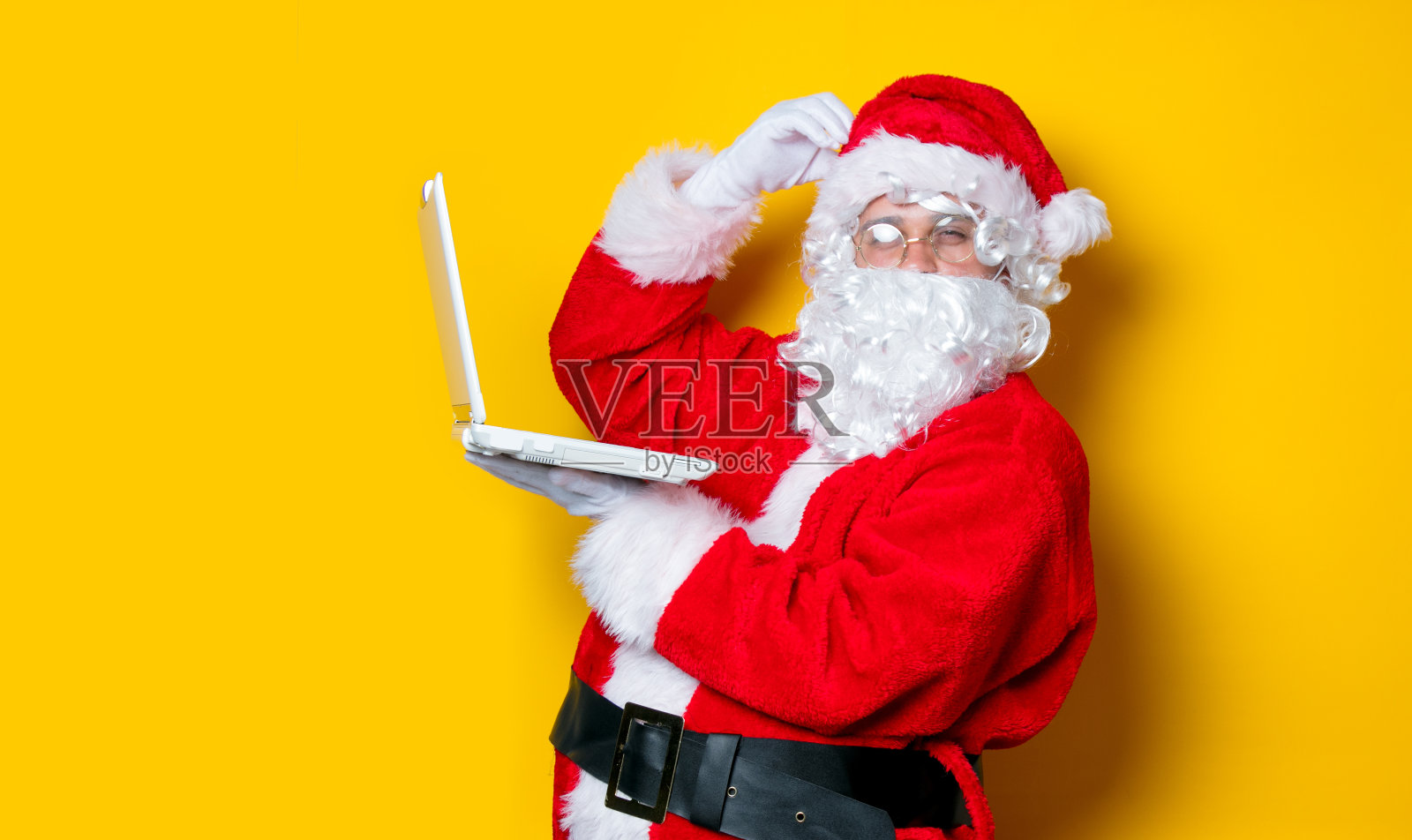 有趣的圣诞老人有一个有趣的笔记本电脑照片摄影图片