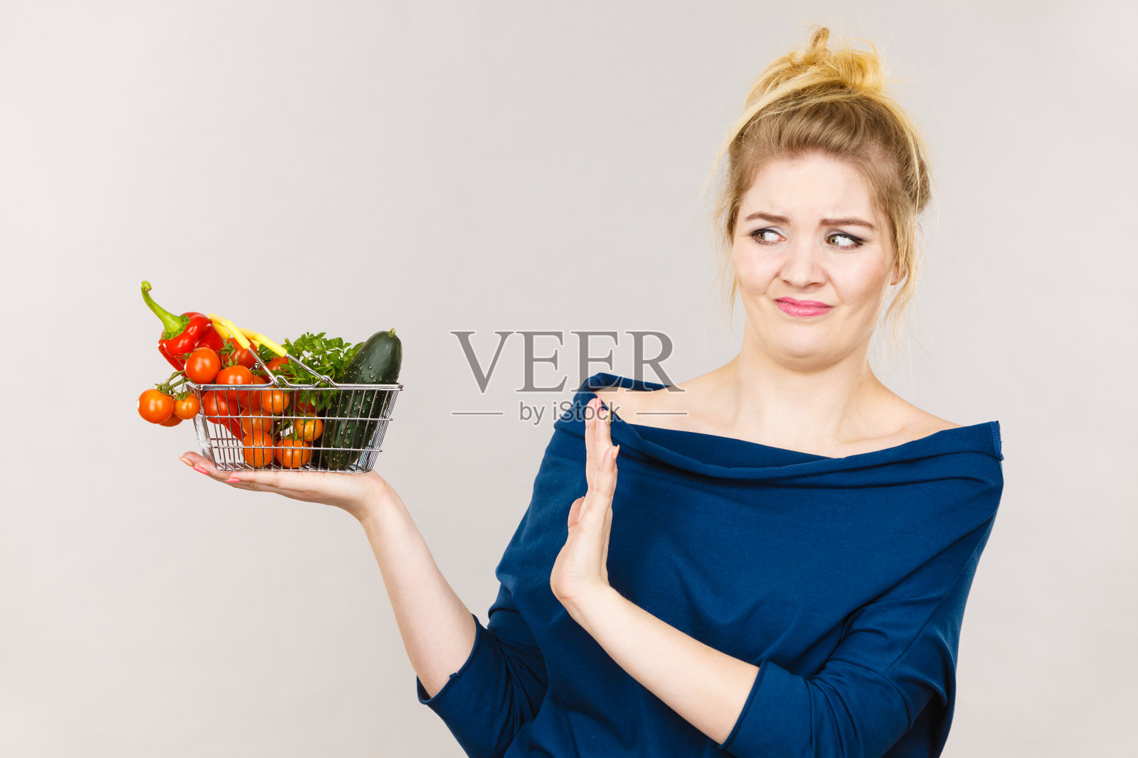 女人带着蔬菜，消极的表情照片摄影图片