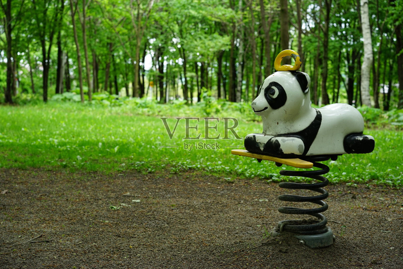 公共操场上的熊猫弹簧座椅照片摄影图片