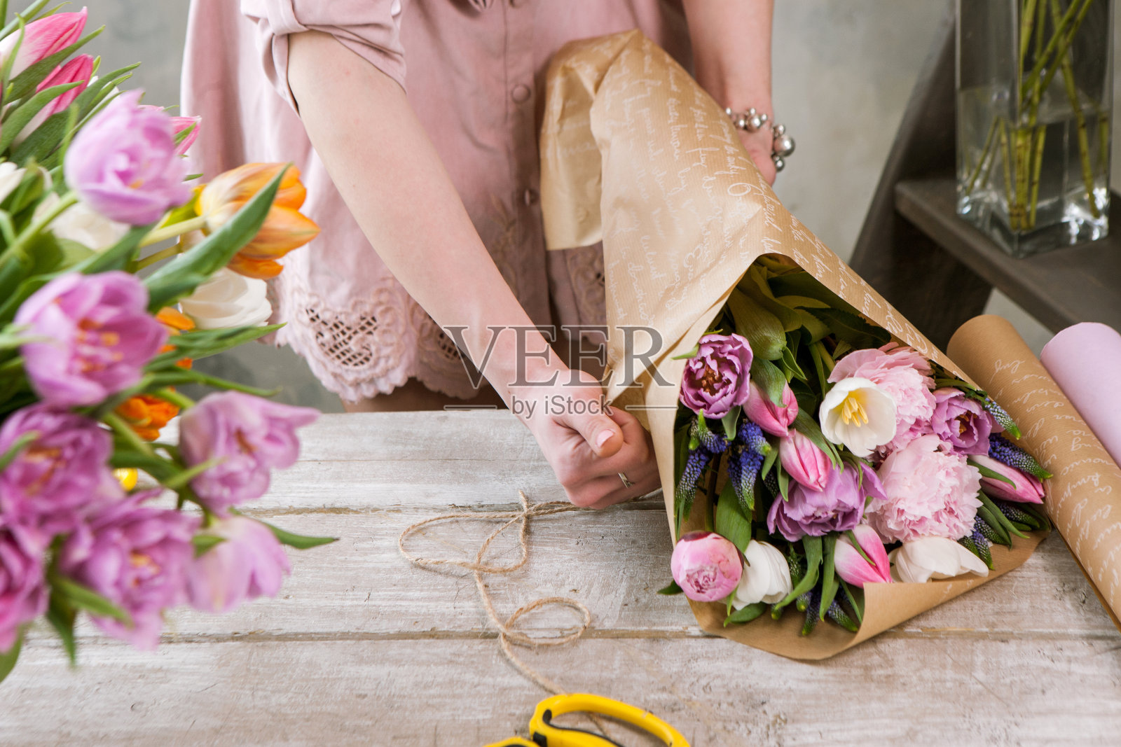 女性用包装纸手工包装节日花束照片摄影图片