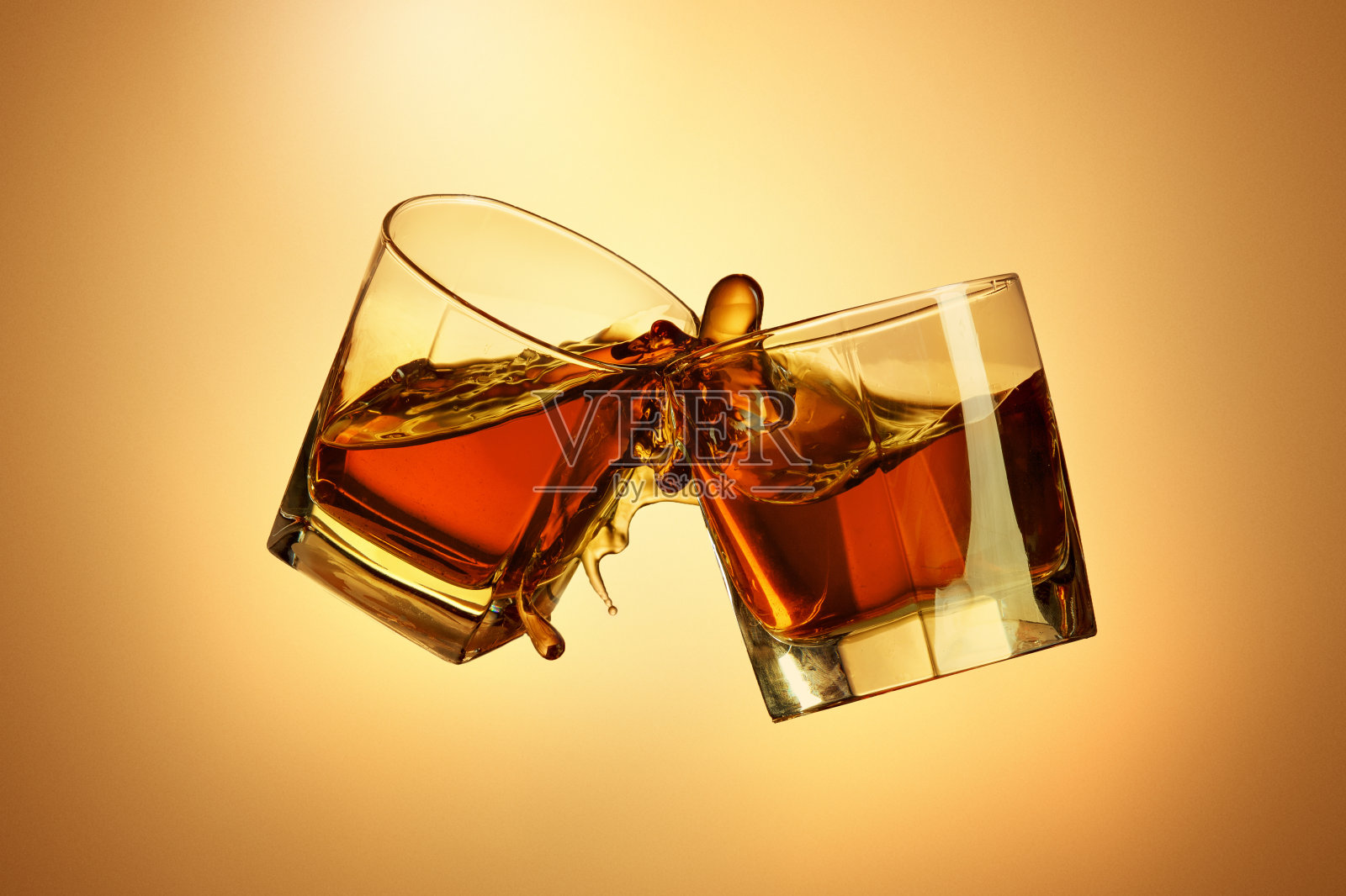 两杯威士忌在棕色杯中碰撞照片摄影图片