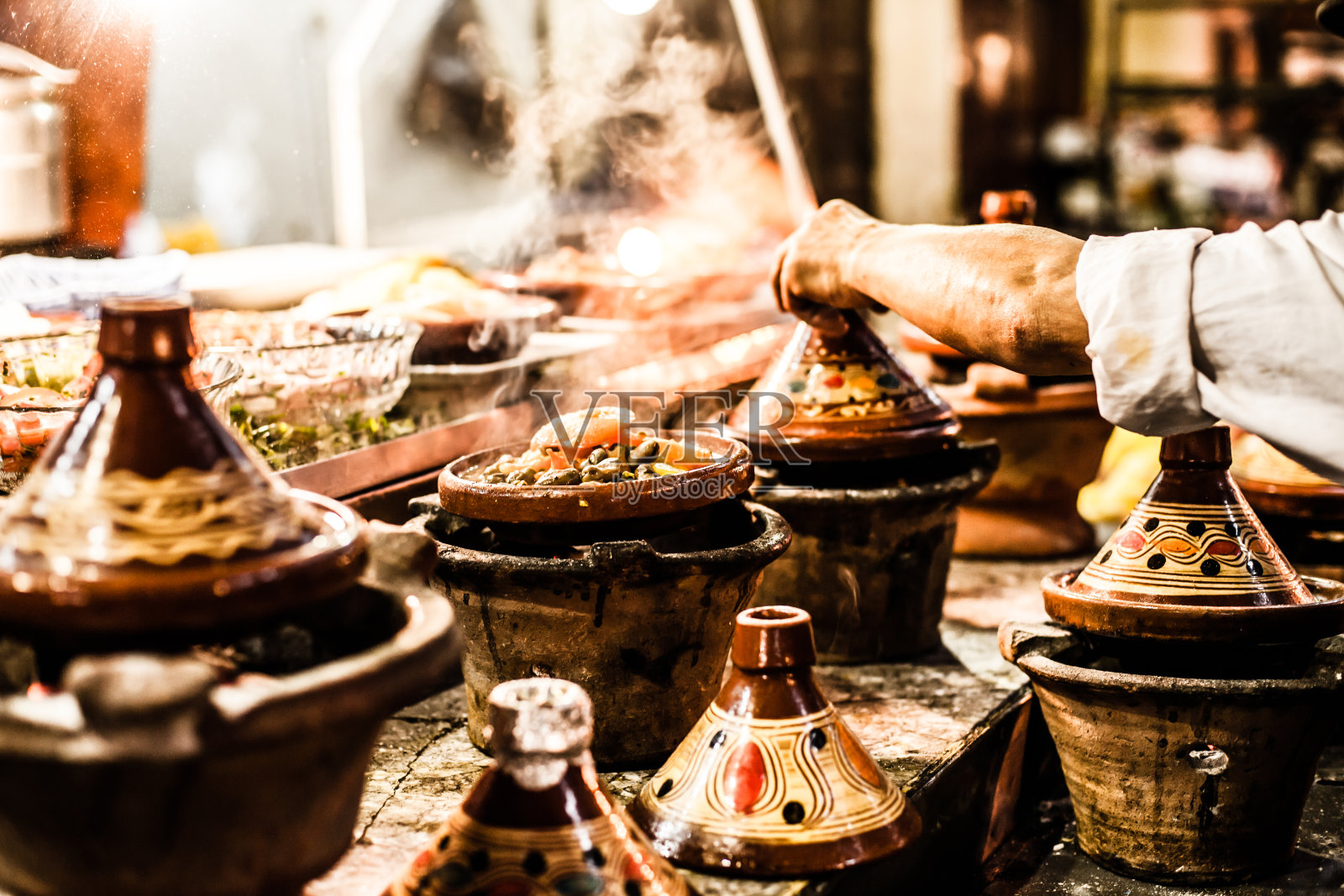 摩洛哥传统的砂锅菜照片摄影图片