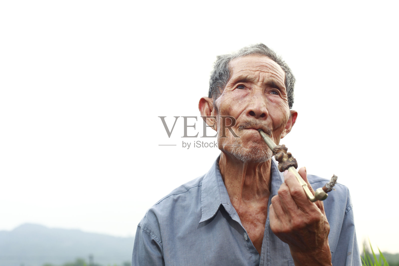 年长的亚洲男人吸烟的照片照片摄影图片