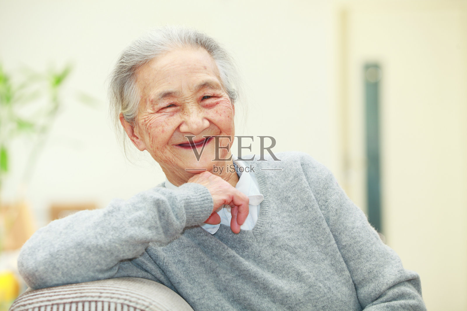 肖像年长亚洲妇女看着相机微笑照片摄影图片
