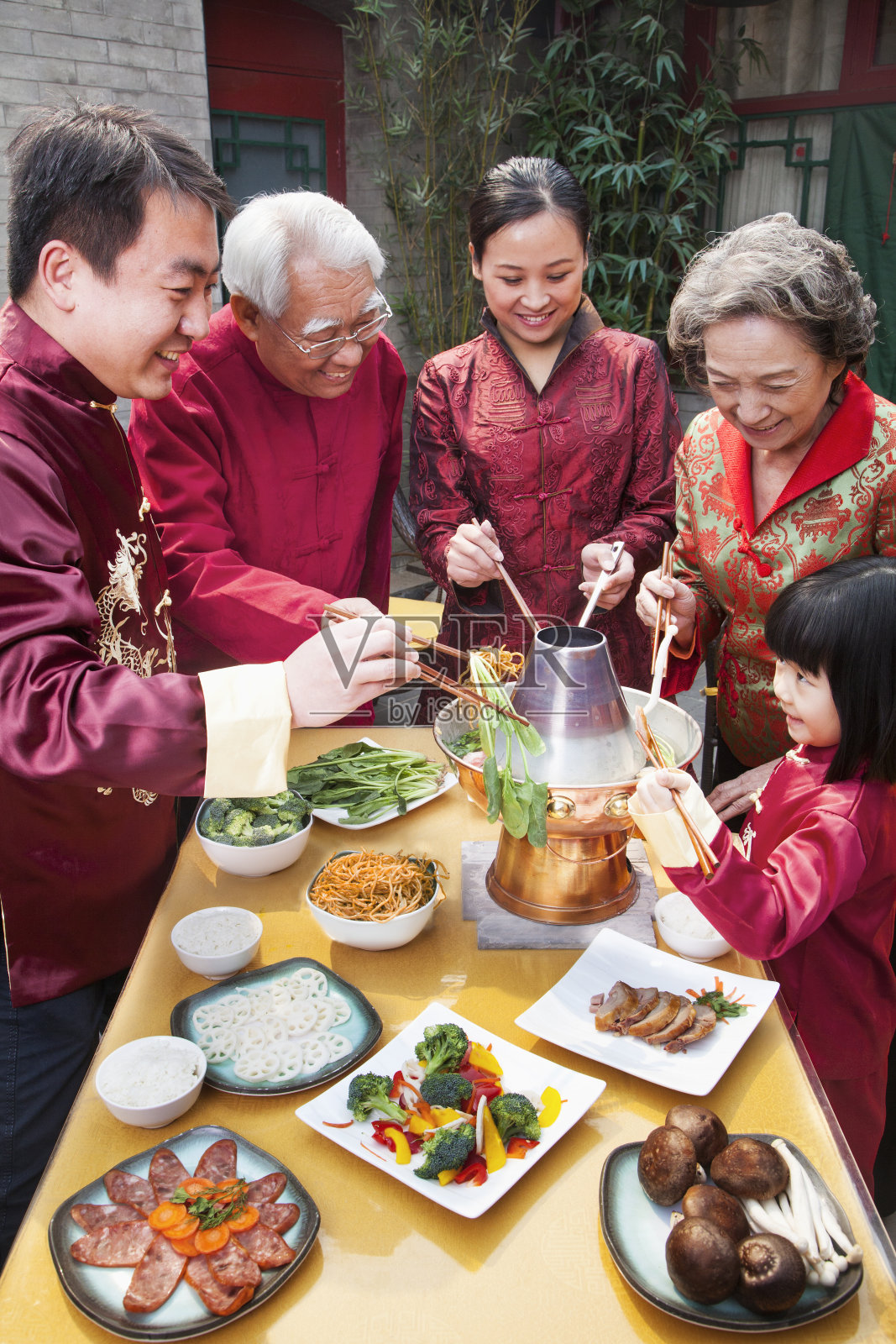 一家人穿着中国传统服装吃饭照片摄影图片