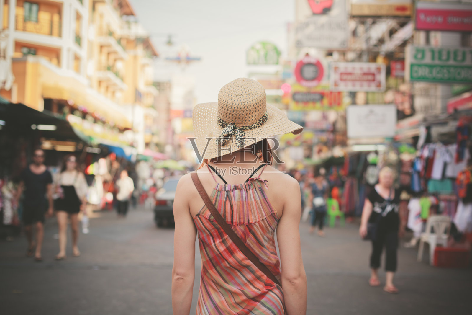 一名年轻女子走在曼谷考山照片摄影图片