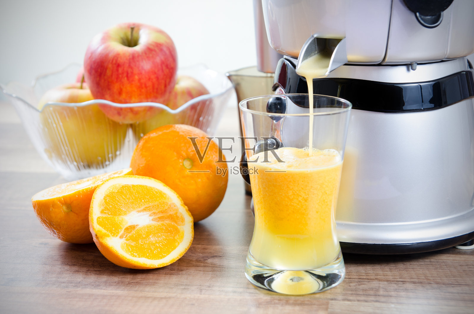 榨汁机和橙汁。水果在后台照片摄影图片