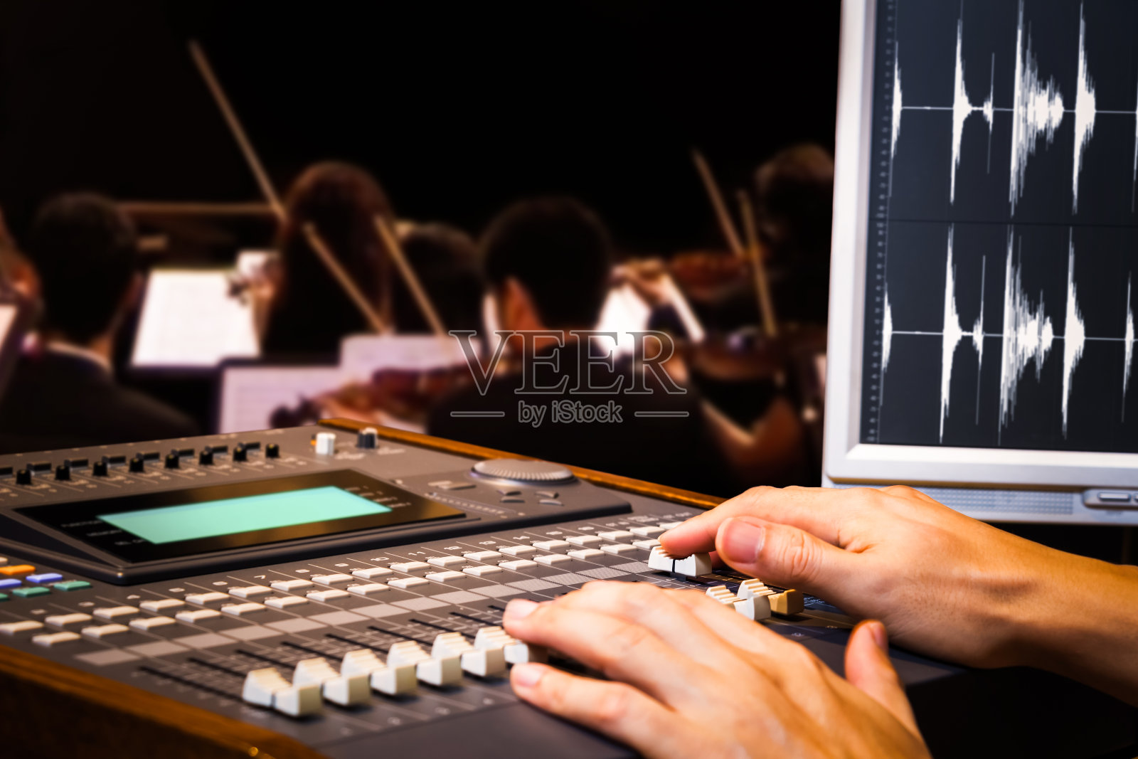 音响工程师双手工作的数字混音交响乐团现场音乐会录音照片摄影图片