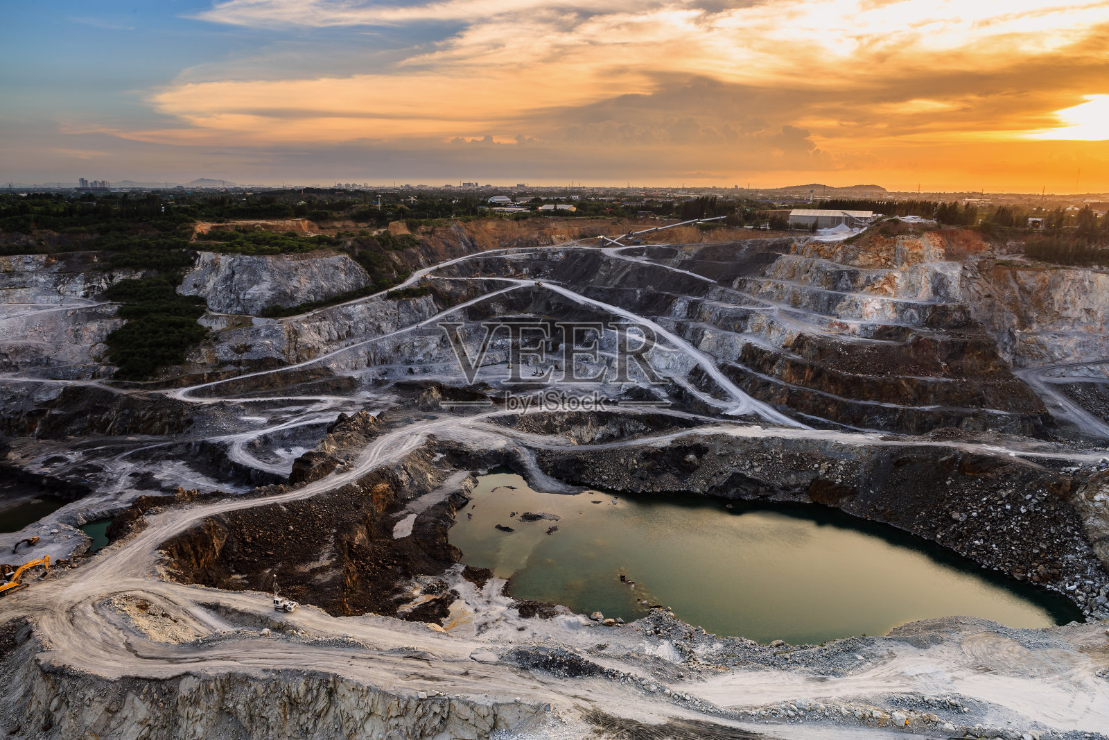 露天采矿采石场与美丽的阳光和多云的天空鸟瞰图工业照片摄影图片