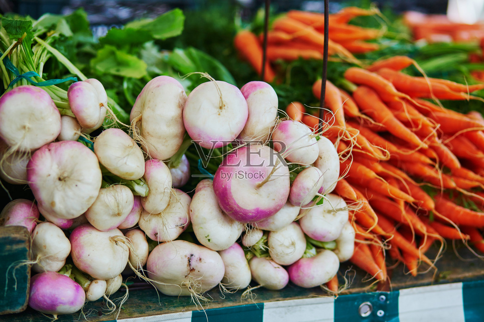 法国巴黎农贸市场上的萝卜和胡萝卜照片摄影图片