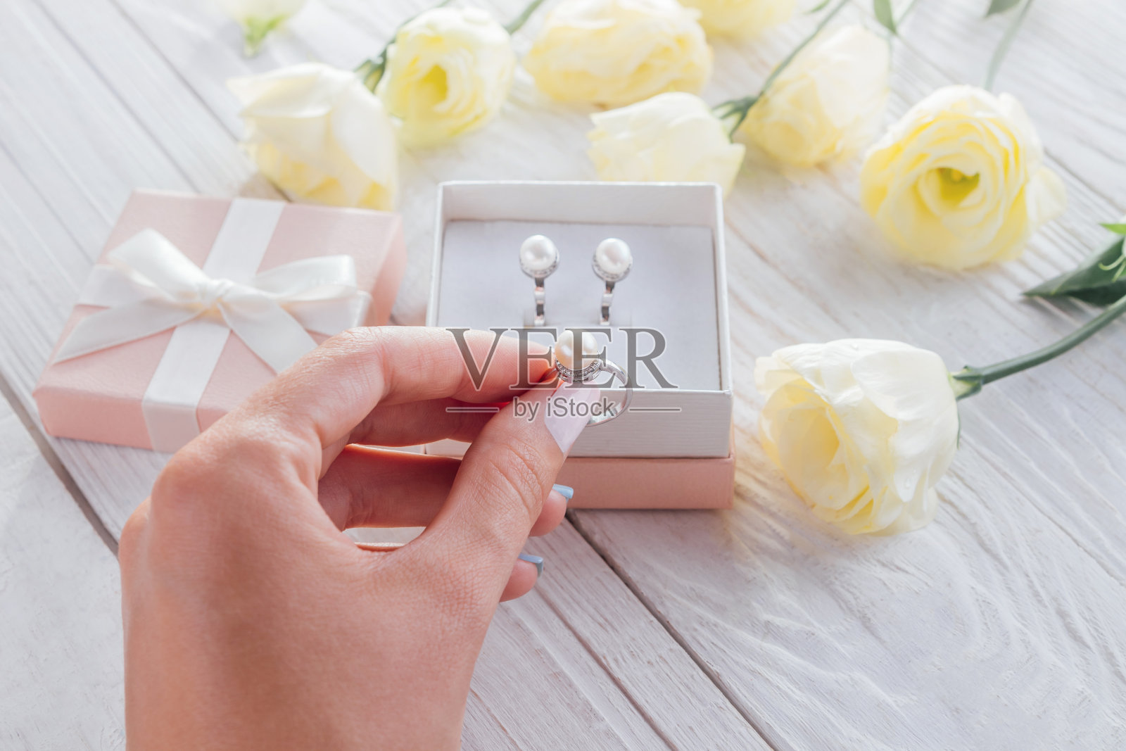女人打开一个装有珠宝的礼品盒照片摄影图片